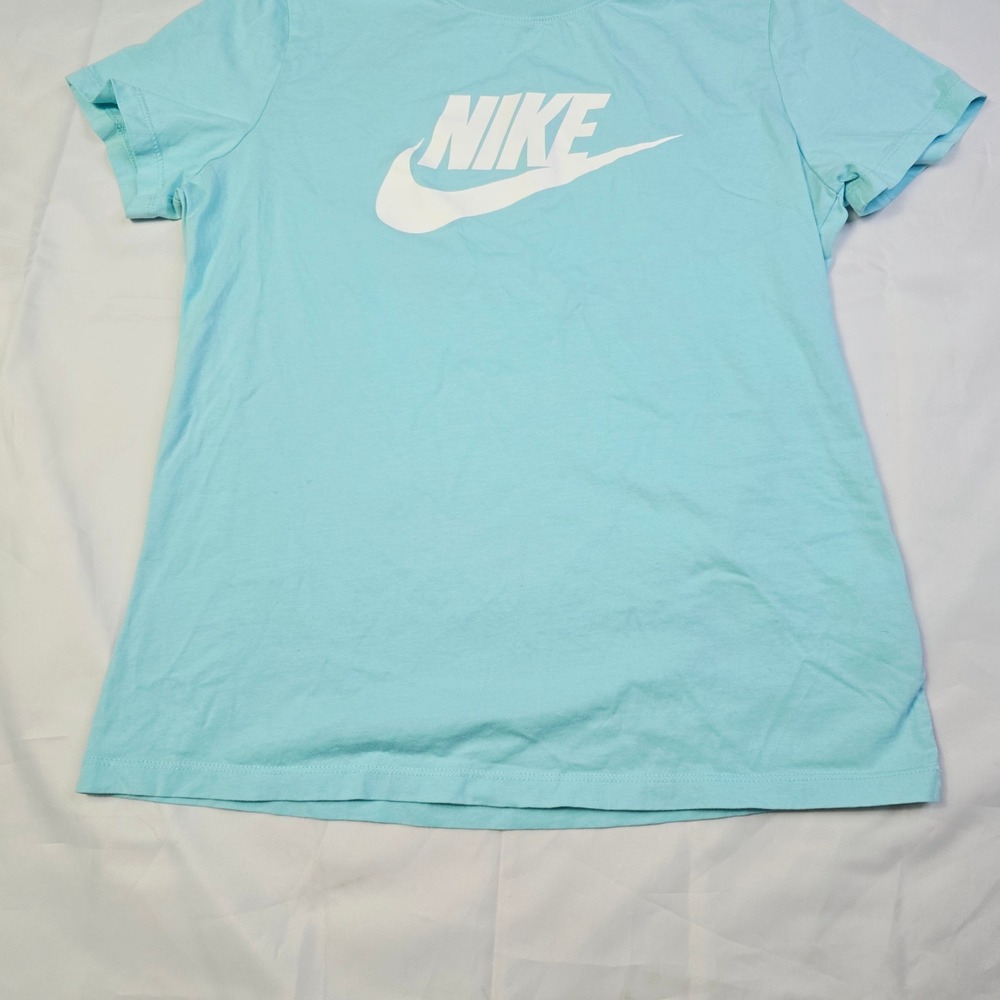 Nike Women's Tee T-Shirt Size M Light Blue Futura Logo Short Sleeve Q5 - Picture 13 of 14